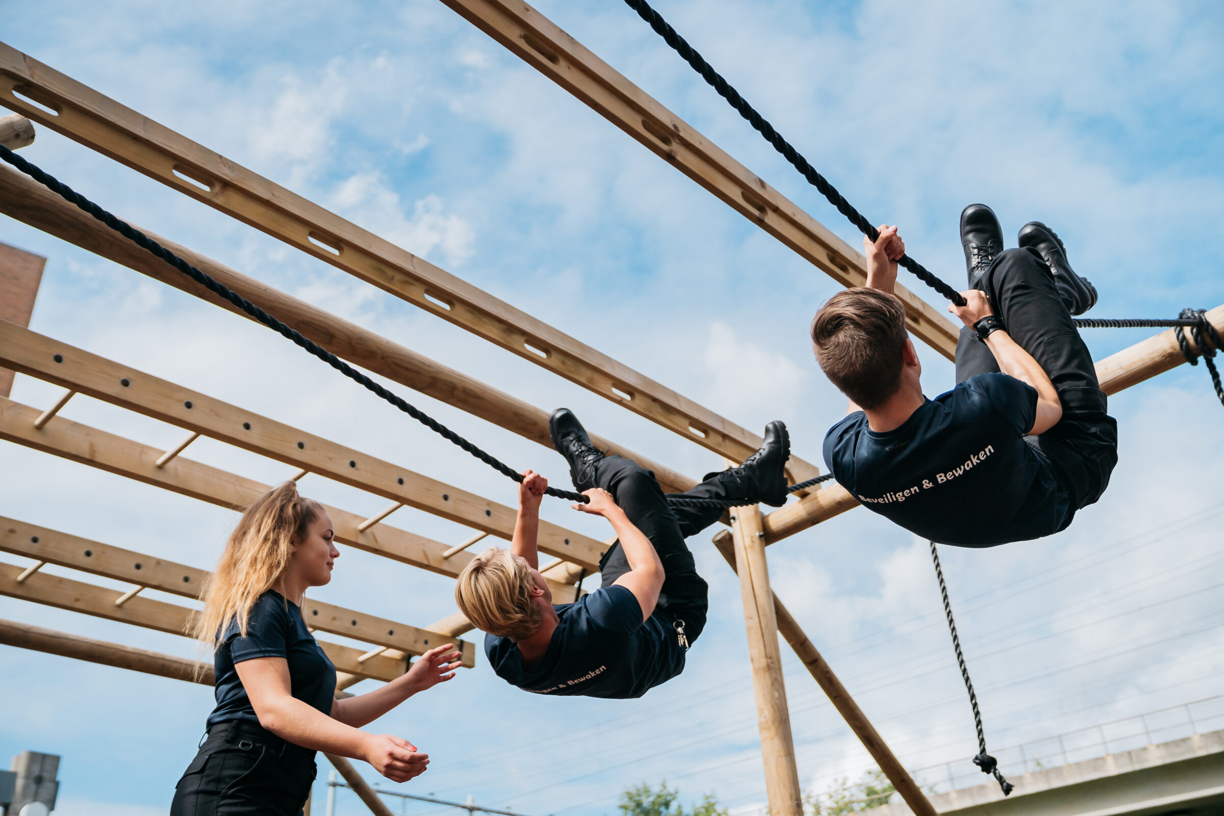 beeld studenten op survivalbaan