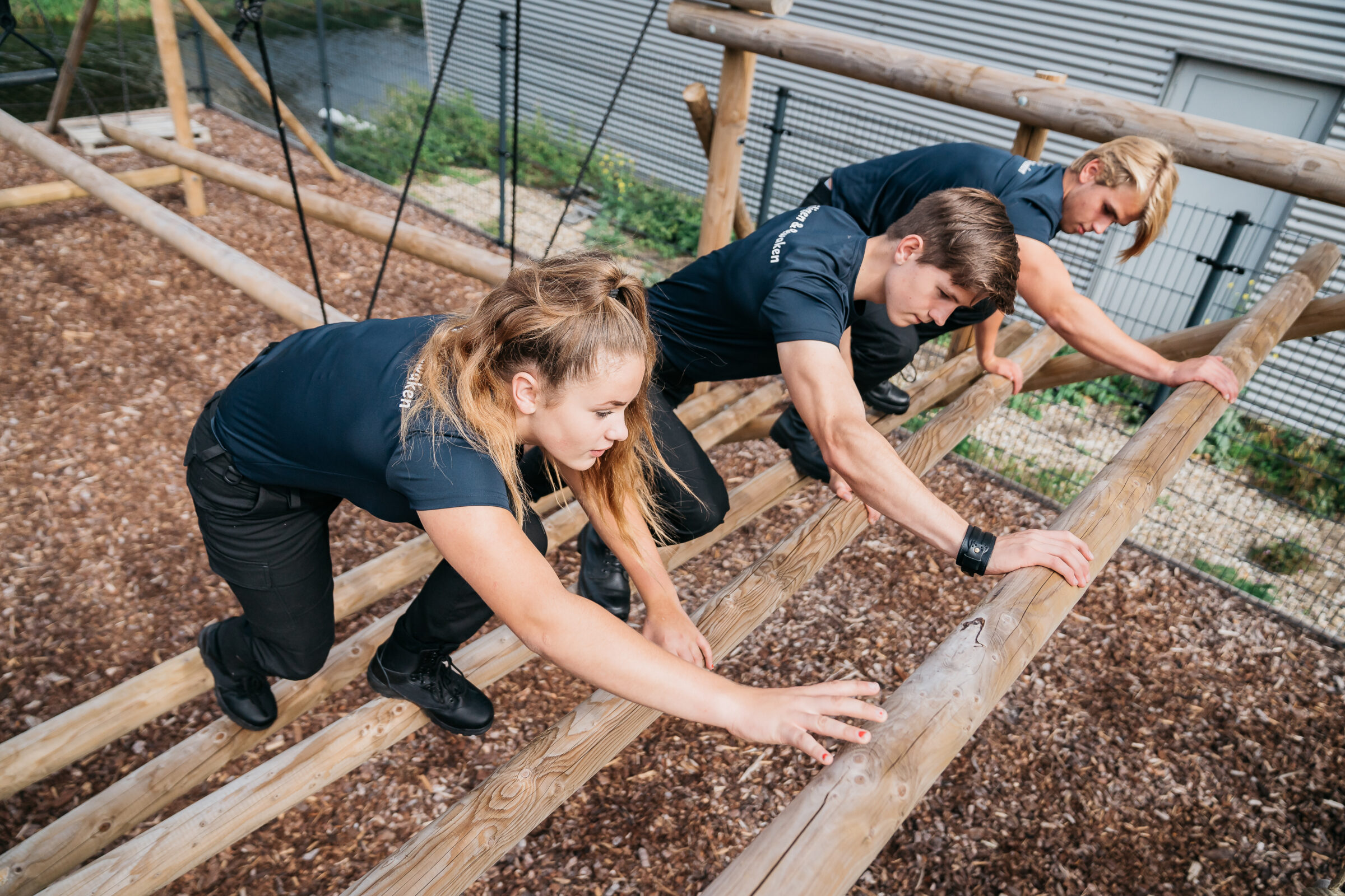 beeld studenten op survivalbaan