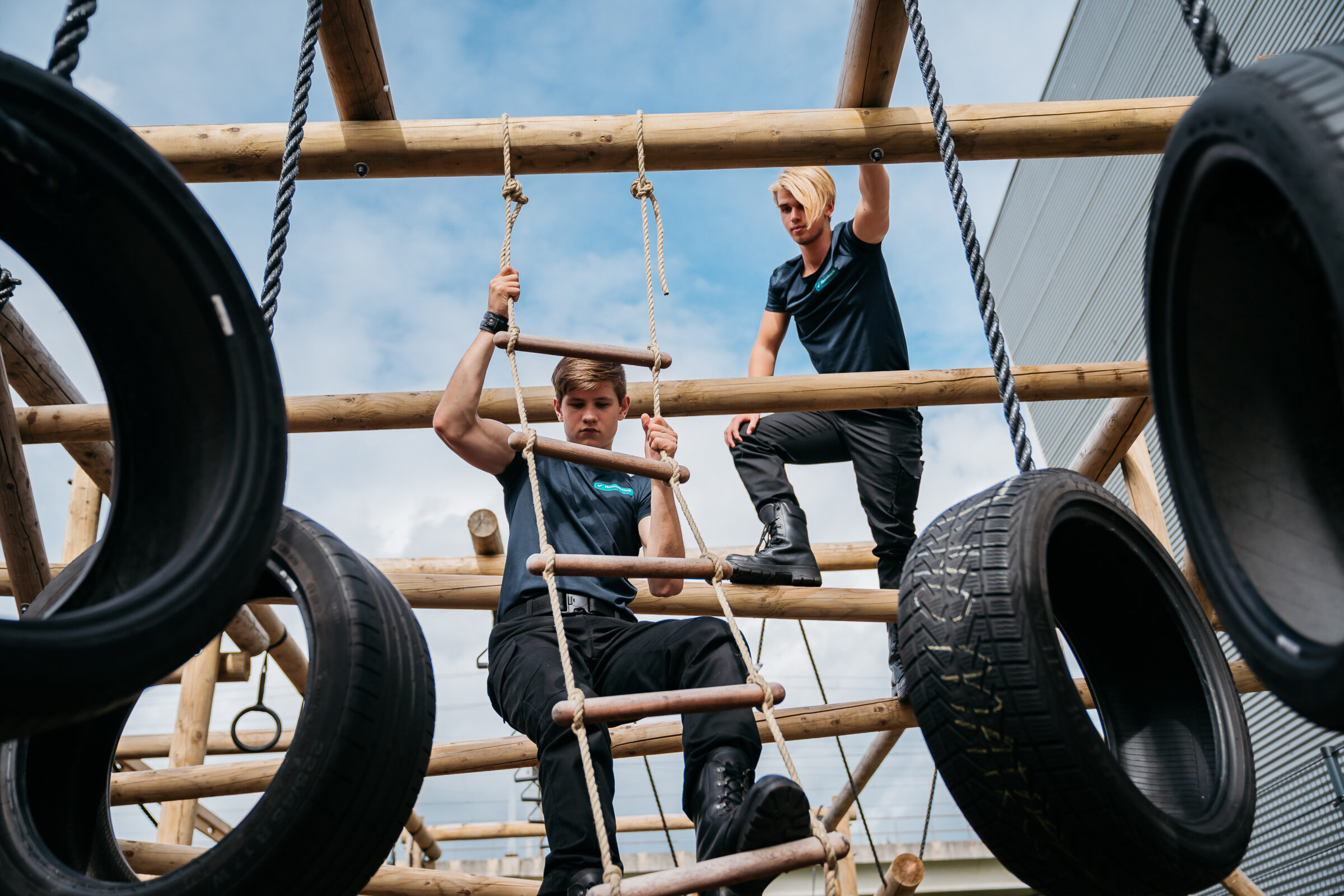 beeld studenten op survivalbaan