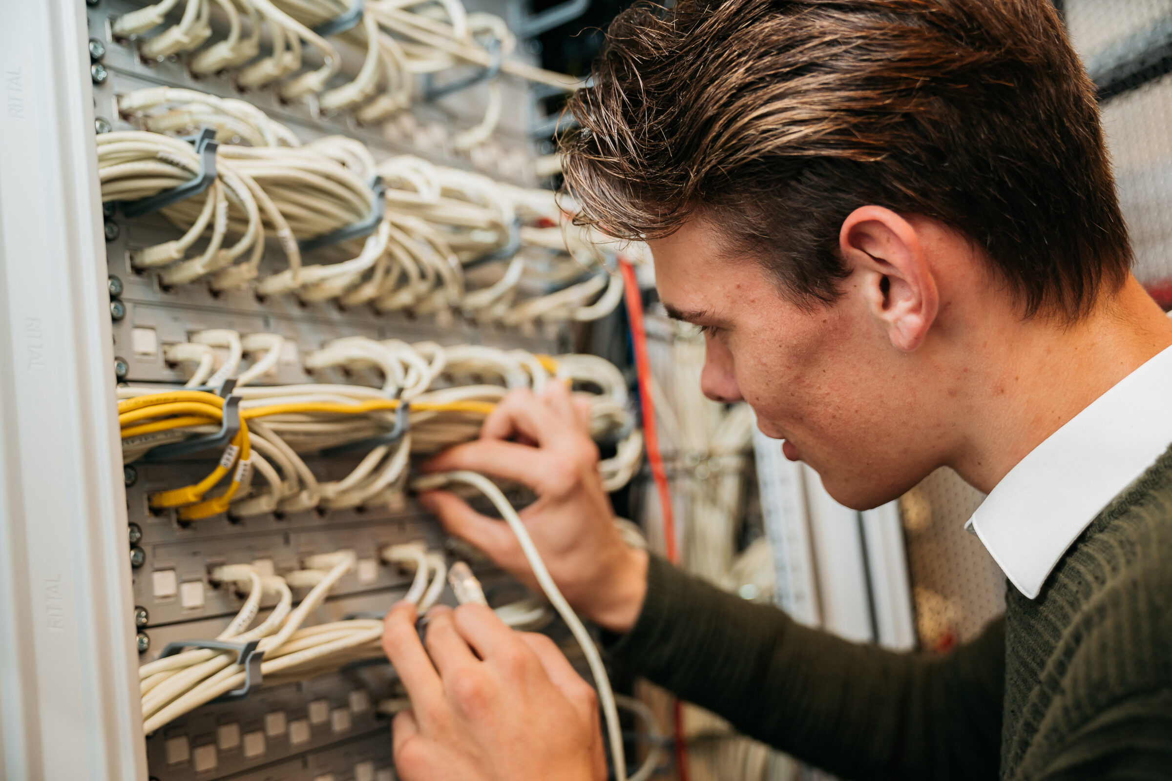 beeld techniek student kabels