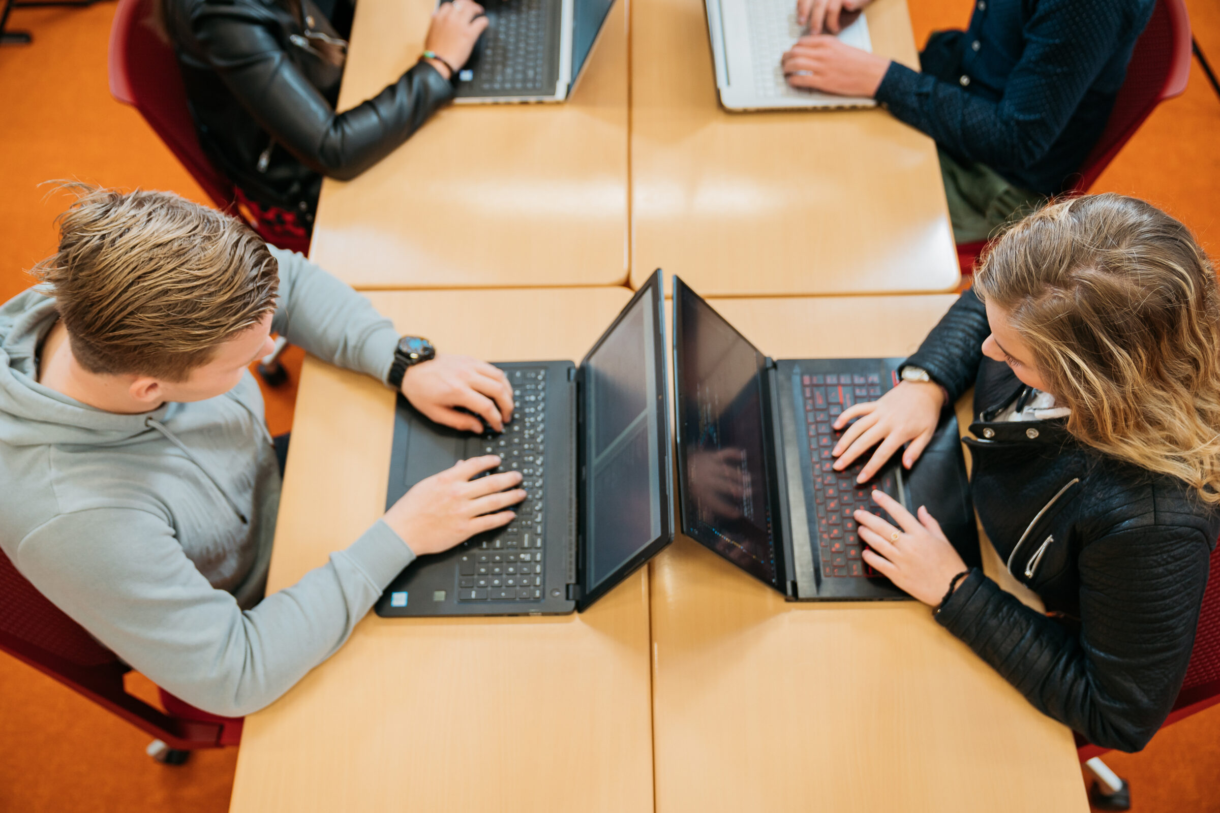 beeld studenten met laptops