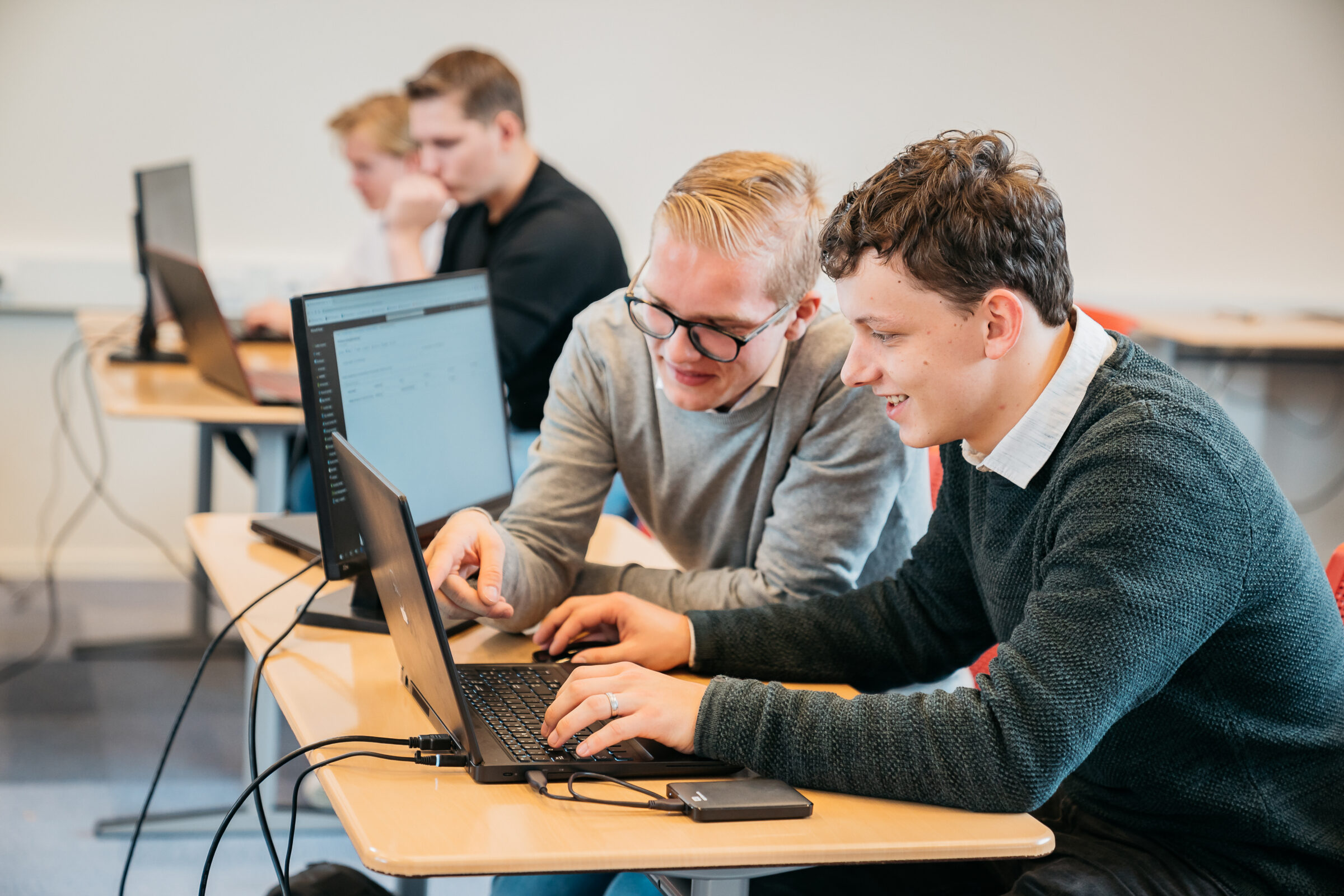 beeld studenten achter een laptop