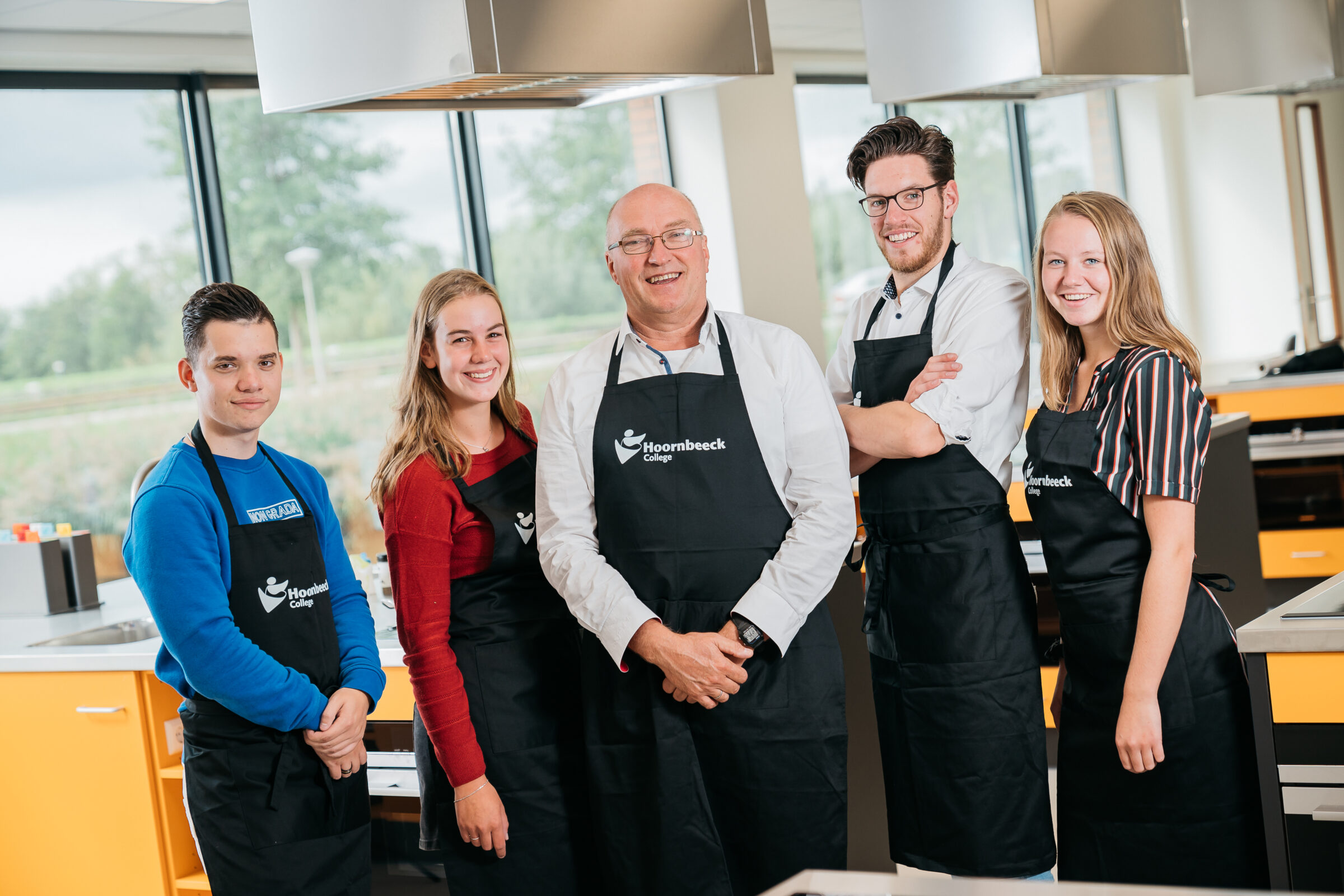 Docent met groepje studenten