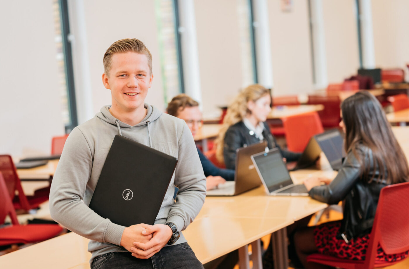 Student met laptop van de opleiding Logistiek