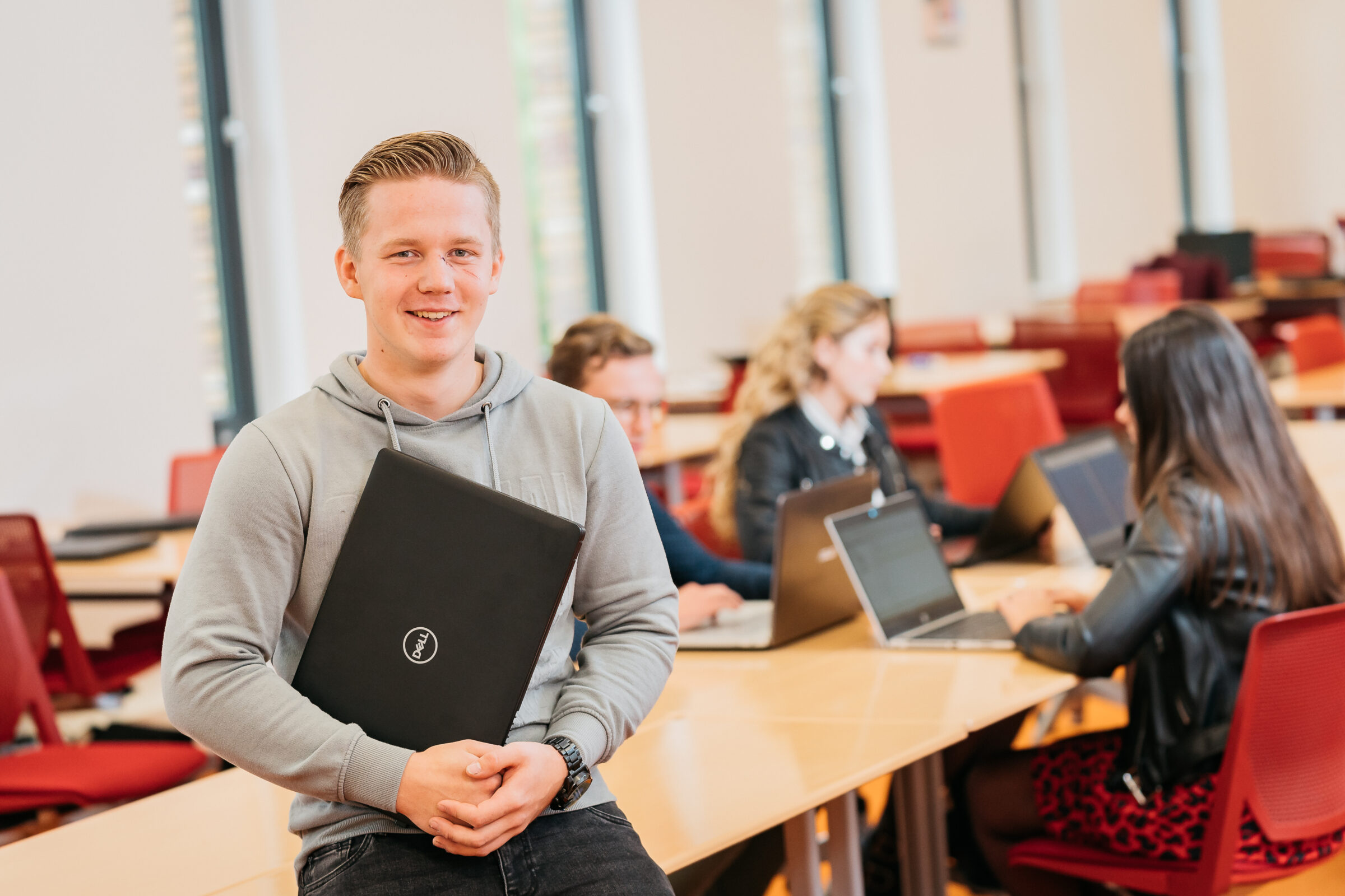 Student met laptop van de opleiding Logistiek