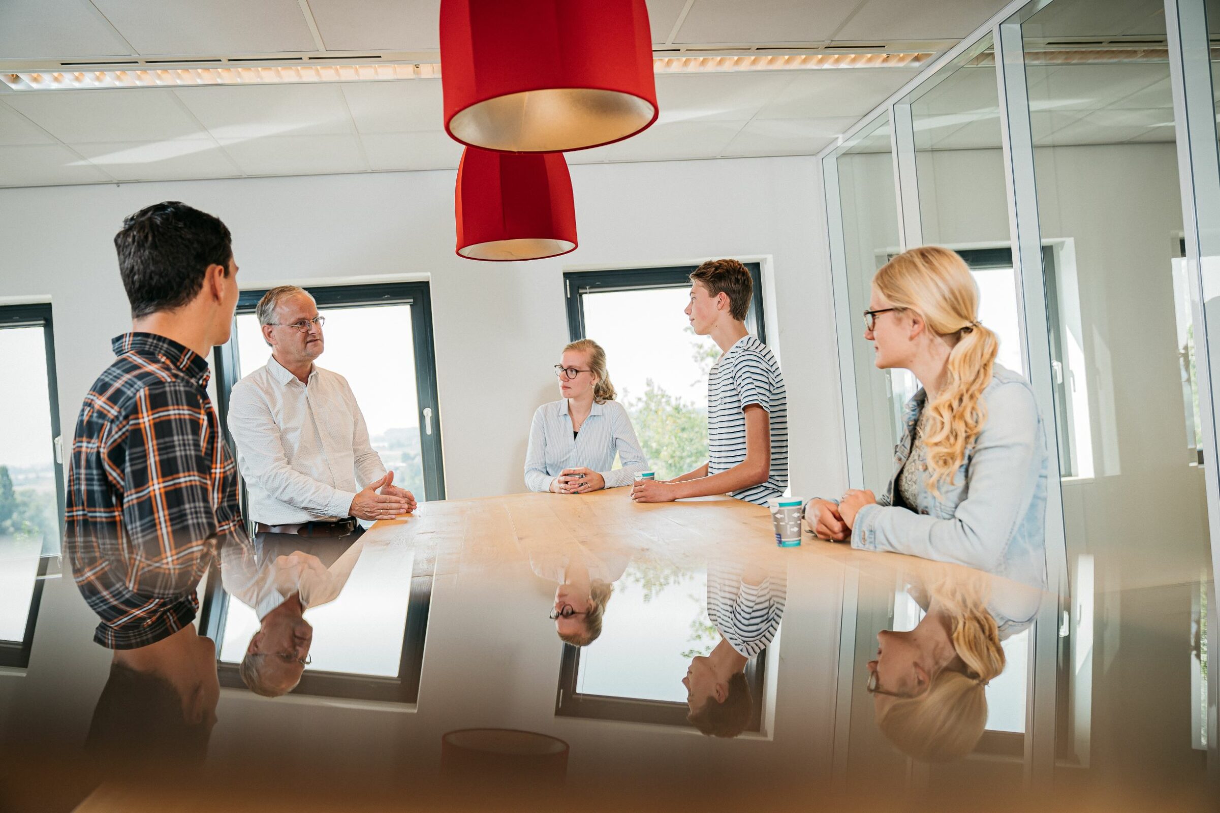 vier hoornbeeck-studenten in gesprek rondom een tafel