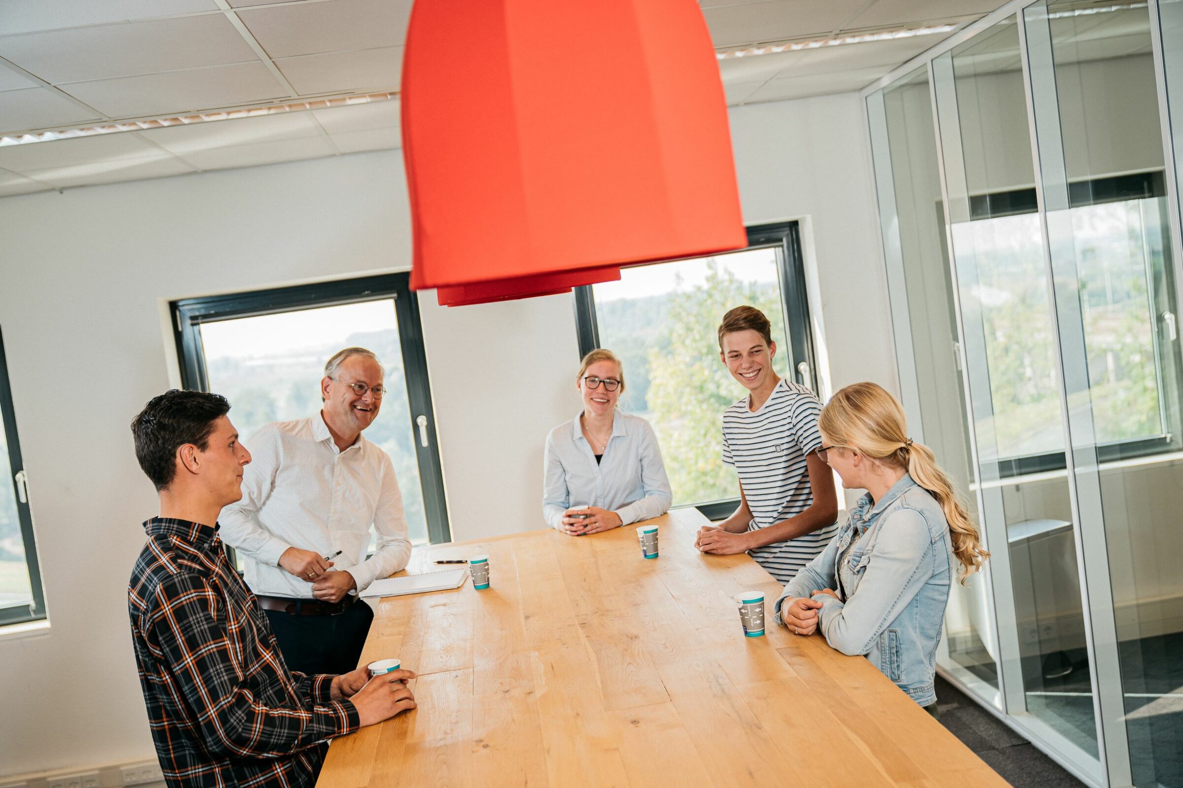 vier hoornbeeck-studenten in gesprek rondom een tafel