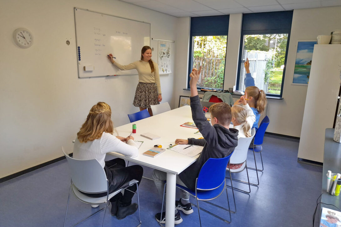 "Onderwijsassistent is zó leuk” - Janine deelt haar verhaal